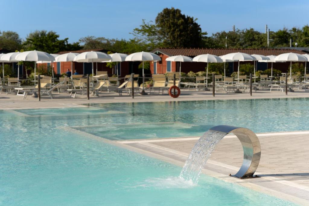 piscina del natural village resort nelle marche