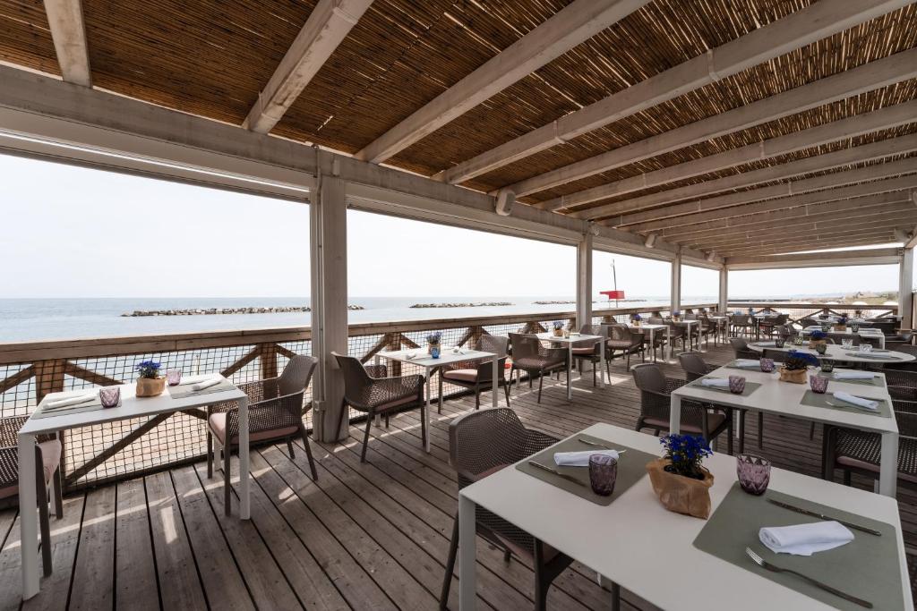 ristorante vista mare del natural village resort nelle marche