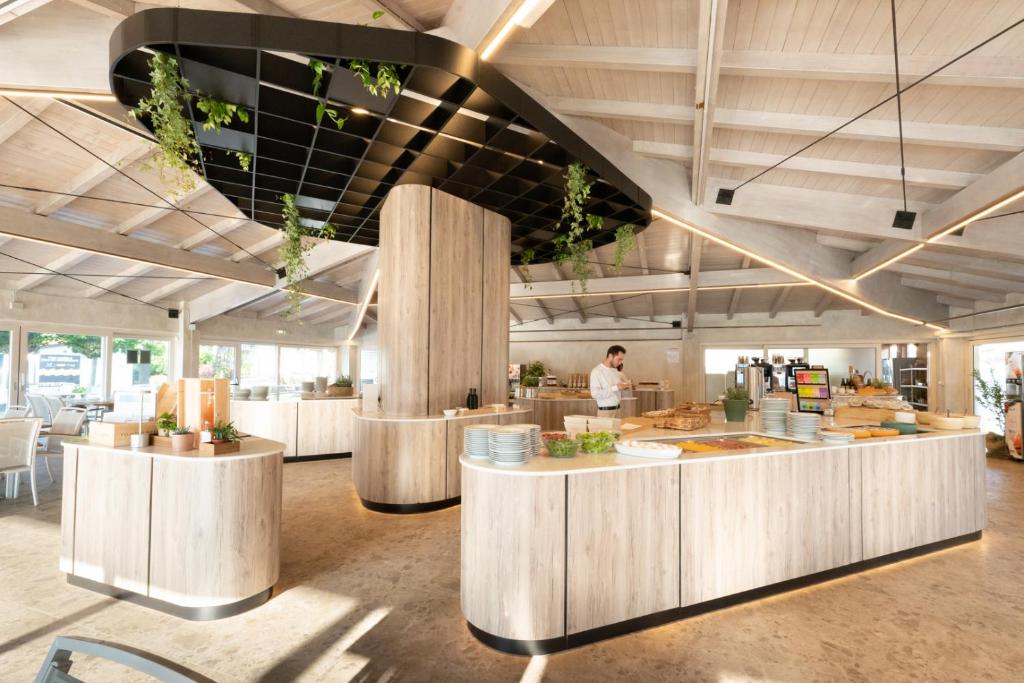 ristorante del natural village resort nelle marche